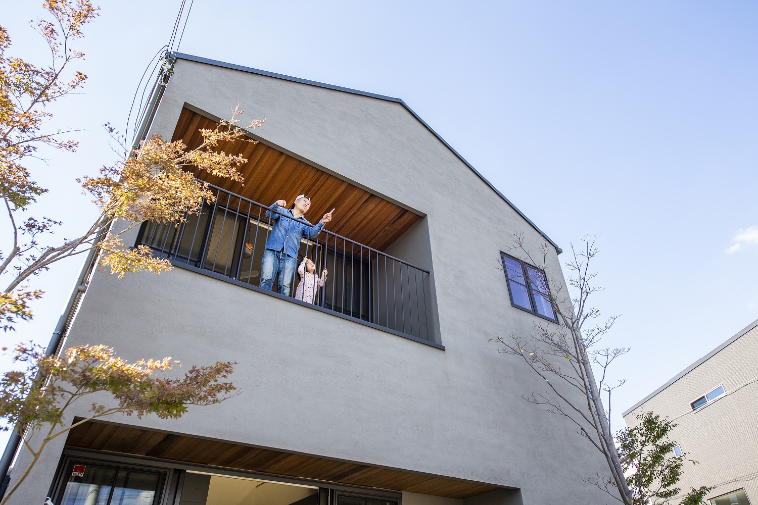 【神戸】WHALE HOUSEのモデルハウス：外からベランダを見上げる様子